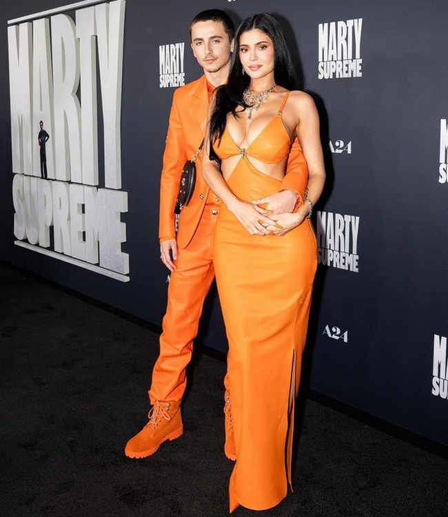 Timothée Chalamet ve Kylie Jenner'ın 2025'te giydiği aynı turuncu kıyafetler herkesin beğenisini kazanmadı.