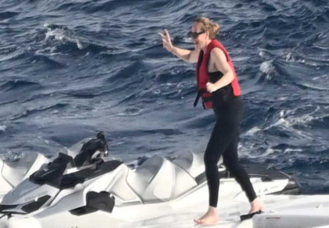 Selam! Adele burada hâlâ her şeyi kontrol altında tutuyor...