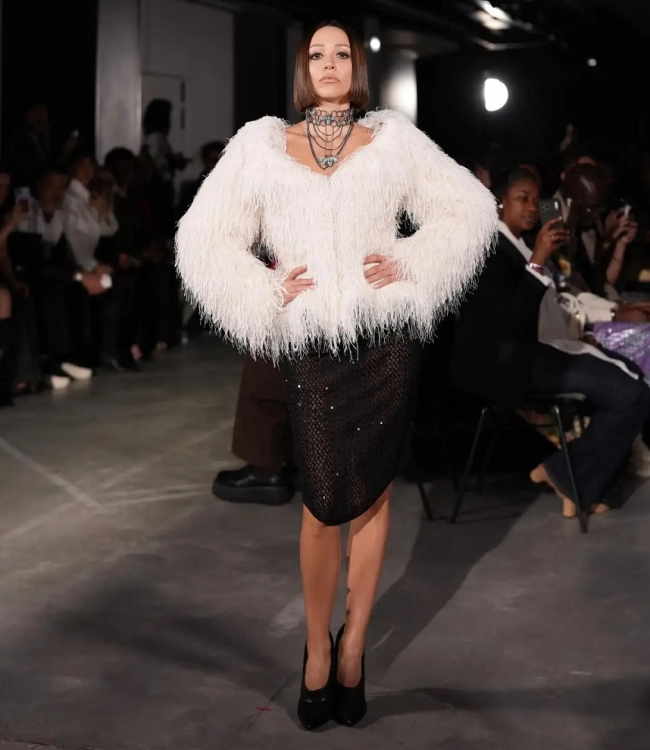 Zeynep Bastık, siyah beyaz elbiselerle Podyumda fırtınalar estirdi.Zeynep Bastık’ın yürümesi benim için çok mutluluk vericiydi.