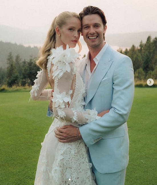 Abby Champion toplamda dört elbise giyiyor.