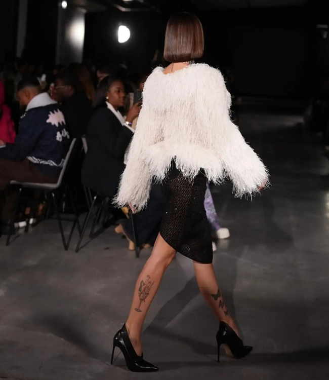 Zeynep Bastık, siyah beyaz elbiselerle Podyumda fırtınalar estirdi.Paris'teki ilk gösterisini dün gece açtım!.