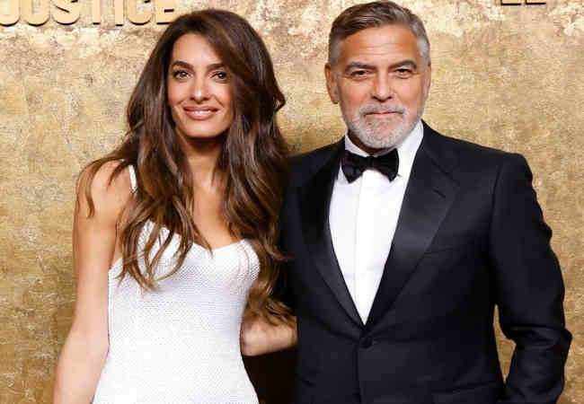 Clooney Clooney, çocukların çantalarını taşıyor: Hadi bakalim okula!