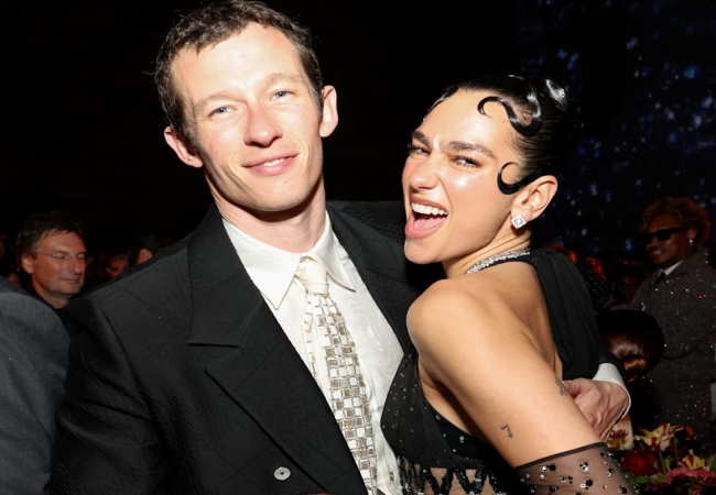 Bronzlaşmış ve makyajsız haliyle Dua Lipa, 88 milyon Instagram takipçisi arasında seyahat etme arzusunu uyandırıyor.