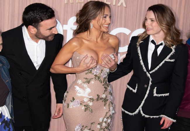 Jennifer Lopez kıyafet kazası yaşadı, çıkışta elbisesinin takılması sonucu zor anlar yaşadı, Lopez, elbisesinin etek kısmı kaldırıma takılınca zorlukla kurtulmaya çalışırken görüldü.!.