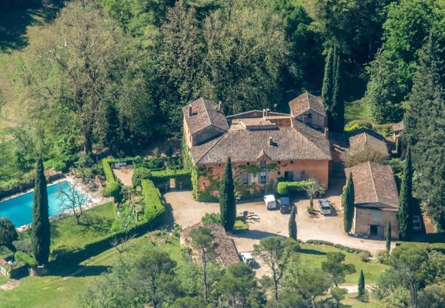 Kesinlikle büyüleyici: Clooney ailesi, Fransa'nın güneyindeki bu pitoresk bölgede yeni bir ev buldu.