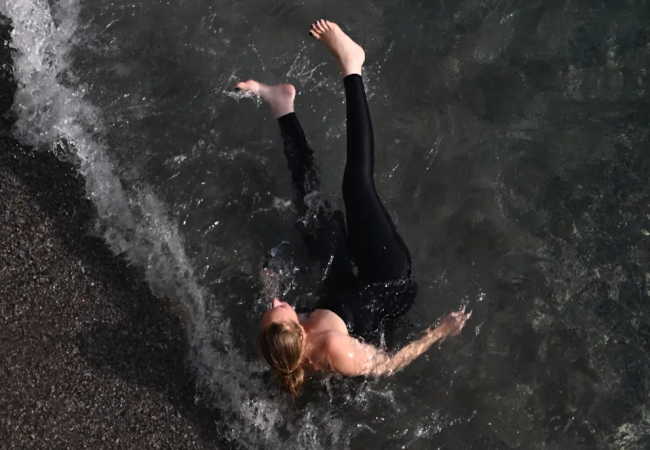 “Skyfall” (Bond şarkısının adı) yerine “Seafall”! Küçük bir dalga Adele'i devirdi.