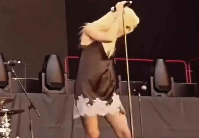Taylor Momsen sahnede şarkı söylerken yarasa ısırdı. Taylor Momsen sahnede şarkı söylerken yarasa ısırdı.!