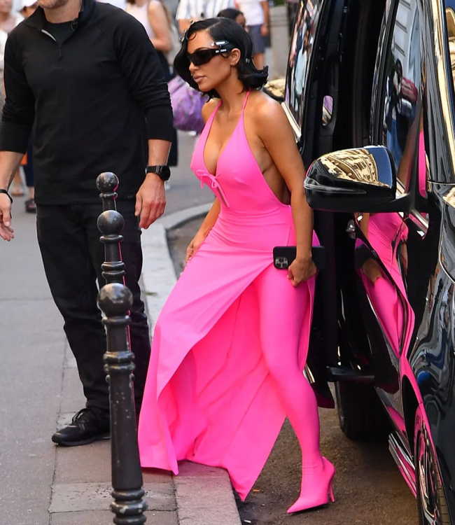 Kim Kardashian taytın üzerine ayakkabı nasıl giyilir? Kim Kardashian taytın üzerine ayakkabı nasıl giyilir?