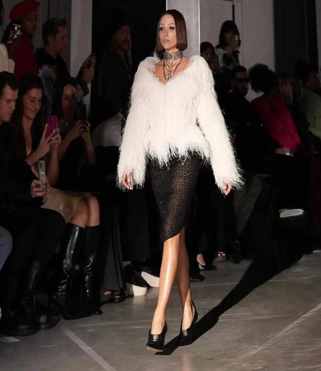 Zeynep Bastık, siyah beyaz elbiselerle Podyumda fırtınalar estirdi!.