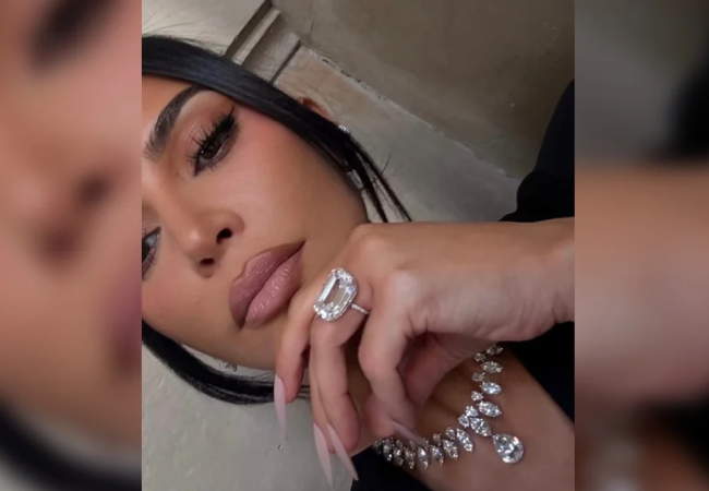 Kim, bir fotoğrafta gösterişli bir yüzükle poz verdi.