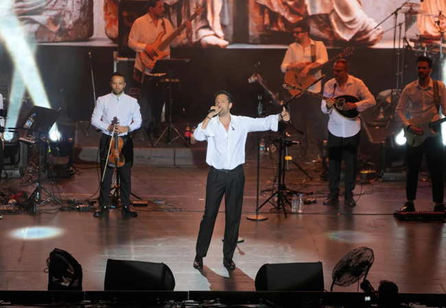 Yunanistan'ın önde gelen sanatçılarından Konstantinos Argiros, 10 Temmuz 2025'te İstanbul'daki Harbiye Cemil Topuzlu Açık Hava Tiyatrosu'nda Türkiye'deki ilk konserini verdi.