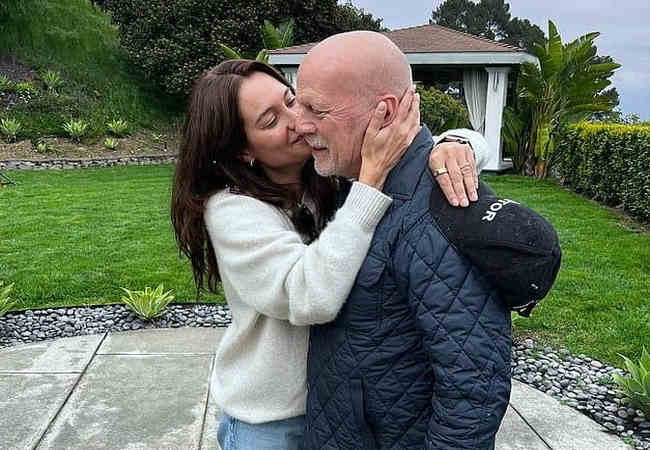 Bruce Willis ailesinin sevgisiyle çevrili Şükran Günü
