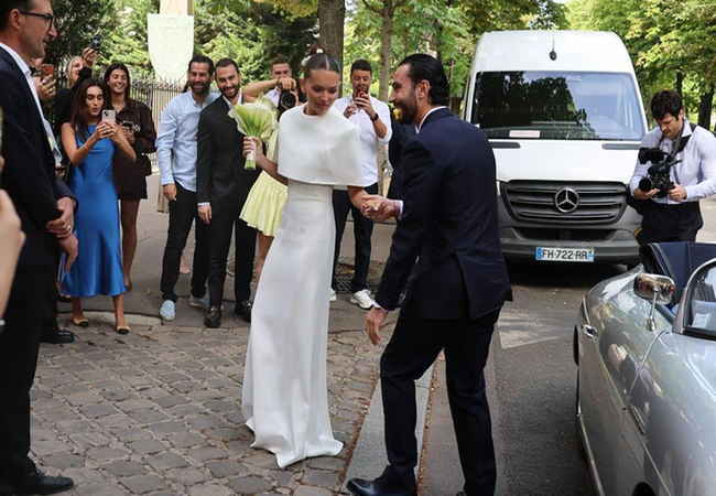 Thylane Blondeau ve Benjamin Attal, el ele Paris'in 16. bölgesindeki belediye binasına giriyor.