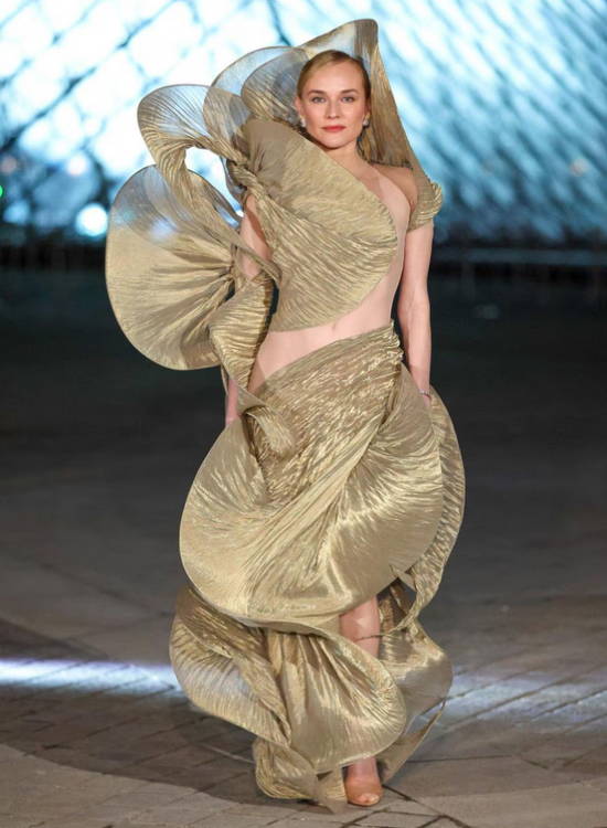 Ne giriş! Diane Kruger, heykelsi bir elbiseyle Grand Dîner du Louvre,a katılıyor.