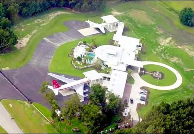 John Travolta, 18 Şubat'ta 72. yaş gününü için aldığı yeni pilot lisansıyla kutladı.