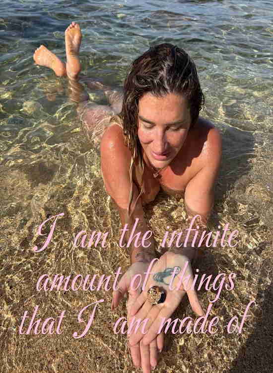 Kesha’ Dünya Günü’nü doğal olarak hareket ederek ve denize dalarak’ Instagram’da meraklısında çıplak diz çökerken fotoğraflarını paylaşarak kutladı.