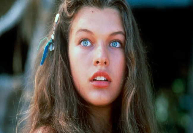 Milla Jovovich, 2024 Cannes Film Festivali'nde kırmızı halıda.