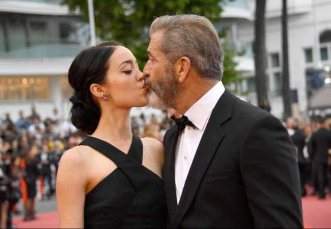 Birlikte ilk kamuoyu önünde görünmelerinden biri: Rosalind Ross ve Mel Gibson, 22 Mayıs 2016'da 69. Cannes Film Festivali'nin kapanış törenine geldiklerinde öpüştüler.