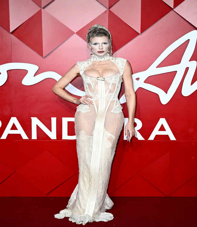 Rihanna ve Ellie Goulding Londra'daki Moda Ödülleri'nde.!