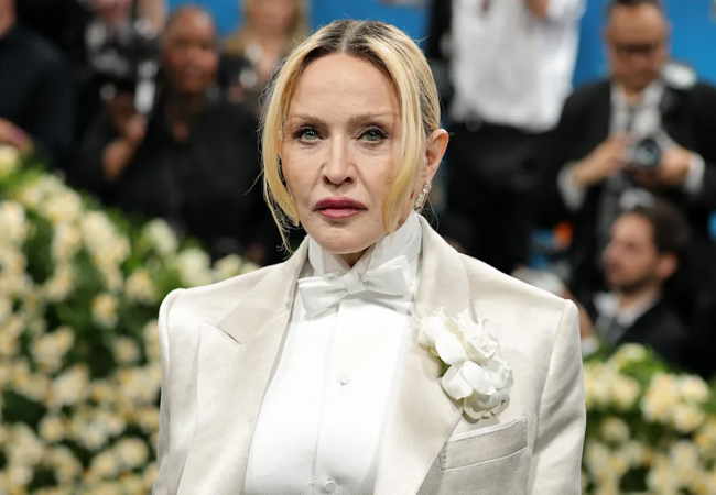 Yeni ev sahibi: Madonna'nın (68), Angelina Jolie'nin Los Angeles'taki tarihi villasını yaklaşık 22 milyon Euro karşılığında satın aldığı iddia ediliyor.