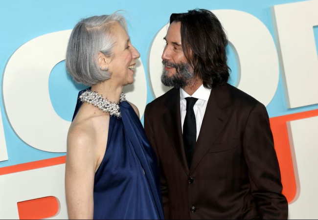 Ekim 2025'te Keanu Reeves ve Alexandra Grant'in saçları daha uzundu.