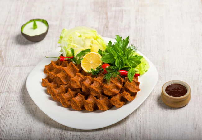 Güçlü ve ritmik yoğurma işlemi, çiğ köfteyi mükemmelleştirmenin olmazsa olmazıdır.
