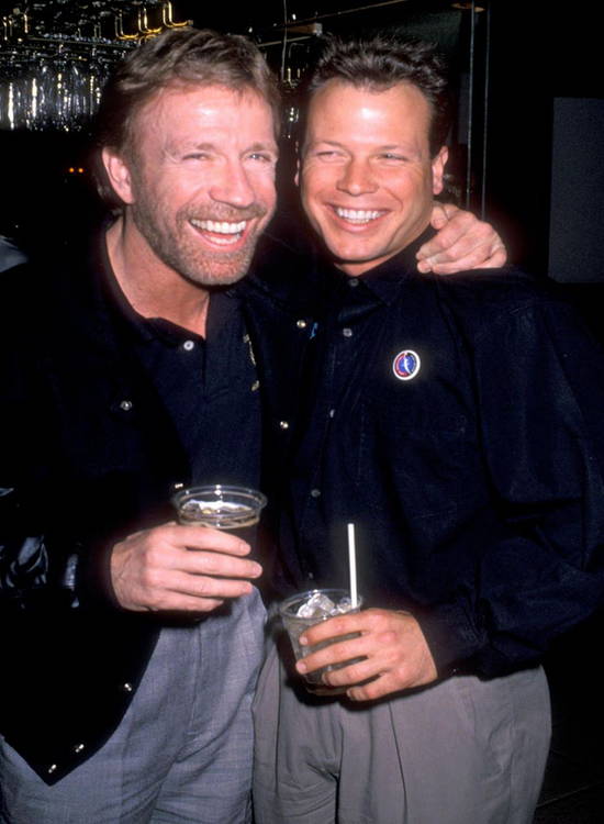 “Chuck Norris” öldü Aksiyon sineması ve dövüş sanatları dünyası en etkili ikonlarından birini kaybetti!.