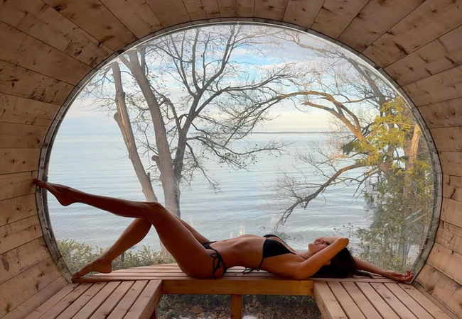 Eski nişanlısı Shaun White ile ayrılığının ardından yaşadığı kalp kırıklığı, yıl sonundaki bu spa deneyimiyle kesinlikle buharlaştı. Vampire Diaries yıldızı Nina Dobrev, tatiller arasında kendine küçük bir sağlık molası verdi ve Instagram'da hayranlarıyla siyah bir bikiniyle sauna seansını paylaştı. Manzara, poz ve stilin bu muhteşem kombinasyonu 700.000'den fazla beğeni topladı ve geçmişle ilgili endişelerini kesinlikle giderdi.