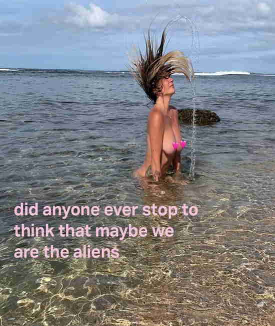 Kesha’ Dünya Günü’nü doğal olarak hareket ederek ve denize dalarak’ Instagram’da meraklısında çıplak diz çökerken fotoğraflarını paylaşarak kutladı.