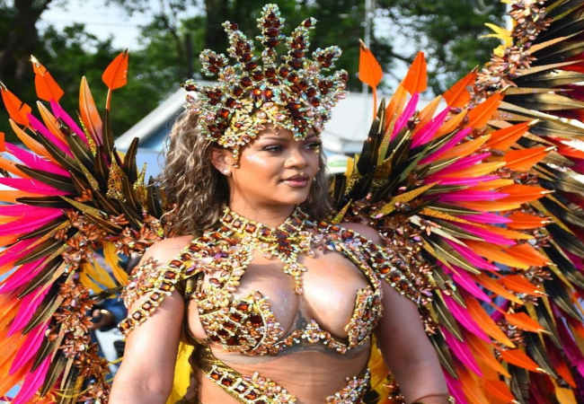 Rihanna karnaval kostümüyle boy gösterisi yapti