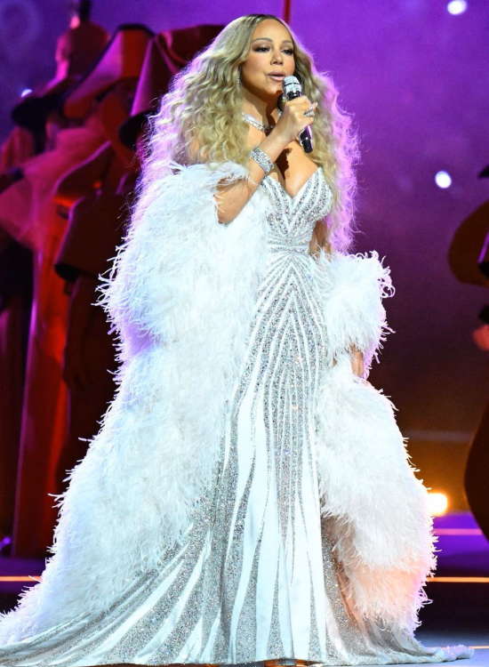 Mariah Carey beyaz elbisesiyle göz kamaştırdı.