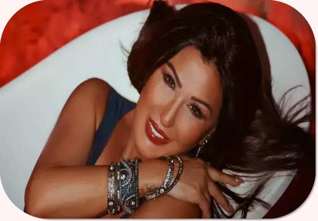 Ünlü şarkıcı, beğeni yağan küvetteki karelerine ‘Arka arkaya 2 konser sonrası, eve dönüp çalışma odamda makyajımı sileyim derken, küvete düşüverdim. Çok mutlu bir pazar günü olsun’ notunu düştü..