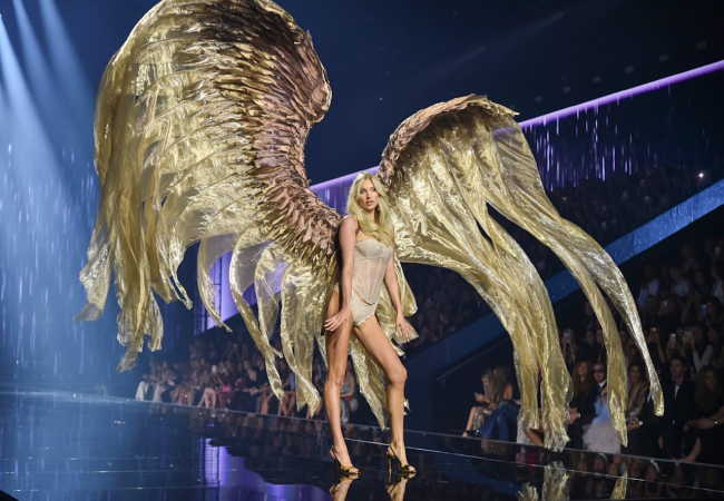 Tam bir melek performansı! Süper model Elsa Hosk (37), gecenin muhtemelen en büyük kanatlarıyla podyumda süzülerek, defilenin en çarpıcı anlarından birine imza attı.
