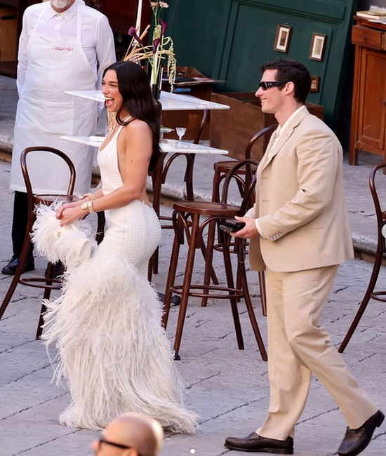 Dua Lipa, düğün maratonuna, göz kamaştırıcı bir elbiseyle başlıyor.