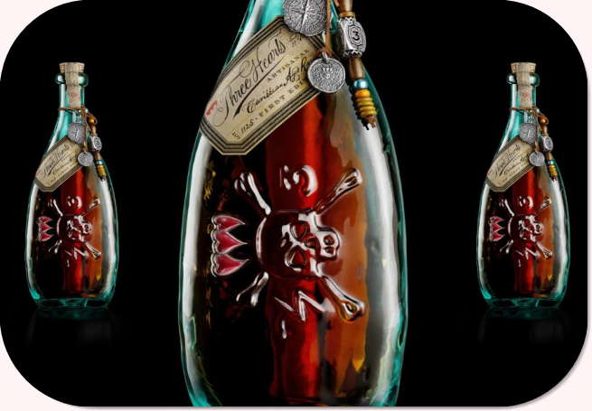 Johnny Depp’in “Three Hearts Rum”u .Depp'in dövmelerinden oluşan bir bayrak cama işlenmiş