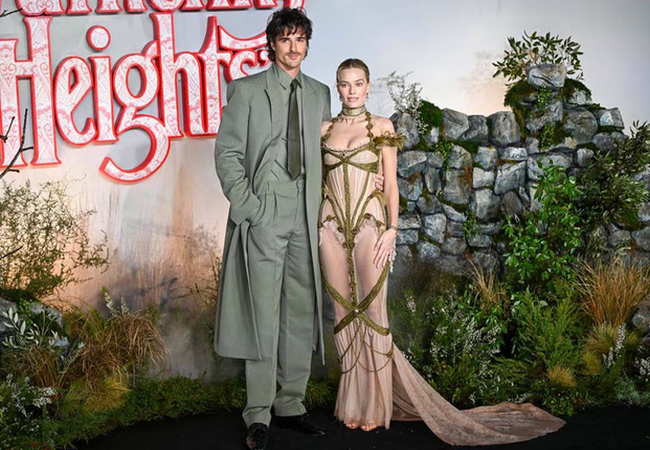Margot Robbie, perşembe akşamı Londra'daki galada Jacob Elordi'nin yanında örgülü saçlı korse elbisesiyle poz veriyor.