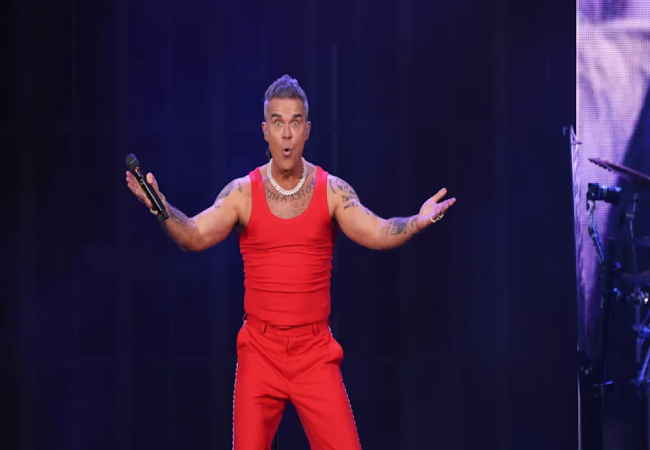 Robbie, 2025 yazında Londra'da bir konserde.