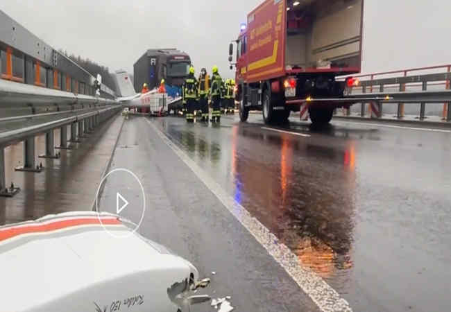 Almanya'da Yüz metre Yüksekteki Köprüye iniş yapan uçak Tir ile çarpıştı. Dünyadan Haberler