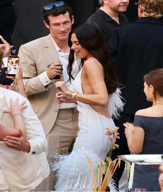 Dua Lipa, düğün maratonuna, göz kamaştırıcı bir elbiseyle başlıyor.