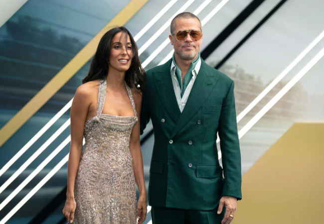 Brad Pitt, elini sevgi dolu bir şekilde Ines de Ramon’un bacağına koyuyor.