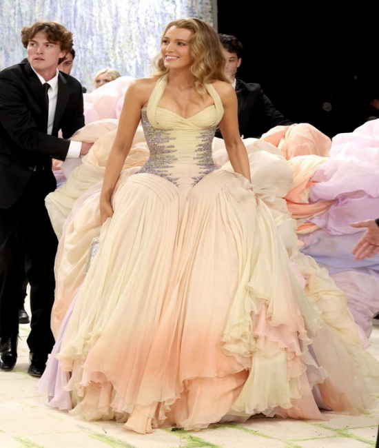 Blake Lively: Met Gala'da giydiği elbiseyi taşımak için beş kişi gerekti..
