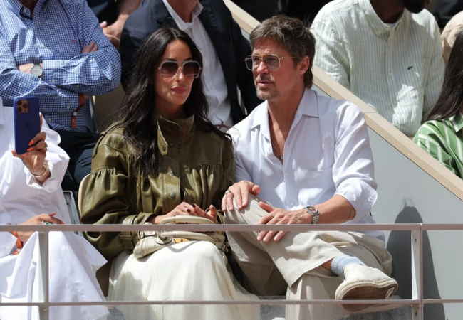 Brad Pitt, elini sevgi dolu bir şekilde Ines de Ramon’un bacağına koyuyor.