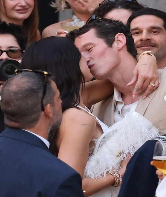 Dua Lipa, düğün maratonuna, göz kamaştırıcı bir elbiseyle başlıyor.