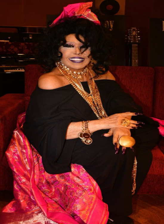 Diva olarak da bilinen Bülent Ersoy, boynundan ayaklarına kadar uzanan zincirler, pırlantalar, kolyeler ve yüzüklerden oluşan gösterişli altın takılarıyla büyük beğeni topladı.