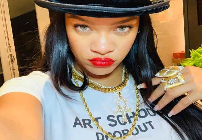 Ünlü Sarkıcı Rihanna Hindistan la alay etti