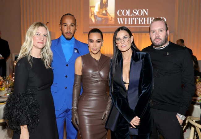 Lewis Hamilton (soldan ikinci) ve Kim Kardashian (ortada) uzun yıllardır birbirlerini tanıyorlar. Burada 2021'de bir etkinlikte birlikte fotoğraflanmışlar.