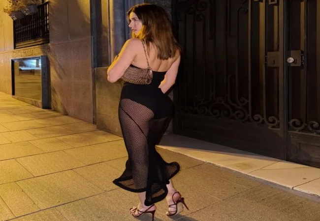 “Afra Saraçoğlu'nun İspanya'daki transparan tarzına yorum yağdı, 112 aradın mı?”.