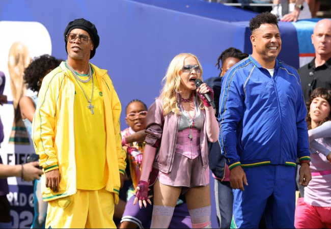 Madonna, Ronaldinho ve Ronaldo ile birlikte devre arası şovunda.