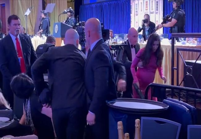 Melania ve Donald Trump tarafından geleneksel Beyaz Saray Muhabirleri Yemeği'ne yaklaşık 2.600 kişi davet edilmişti. Ardından şok yaşandı: Otelde silah sesleri duyuldu ve gala iptal edilmek zorunda kaldı. Şimdi şüpheli tutuklandı.