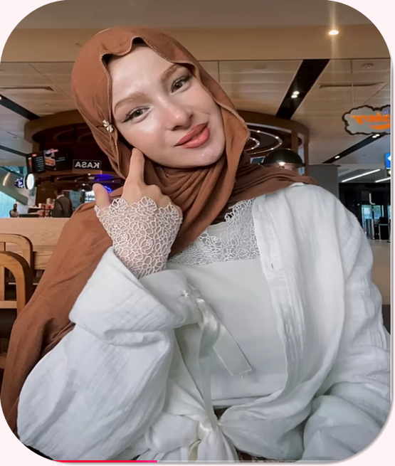 “Estetik ameliyatlara doyumsuz bir düşkünlüğü olan Fatma Soydaş, başörtüsü hakkında da konuştu”.